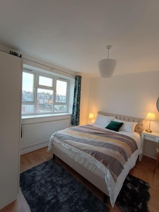 Spacious 3 Bed Flat Opp Springfield Park, Hackney. Апартаменты *