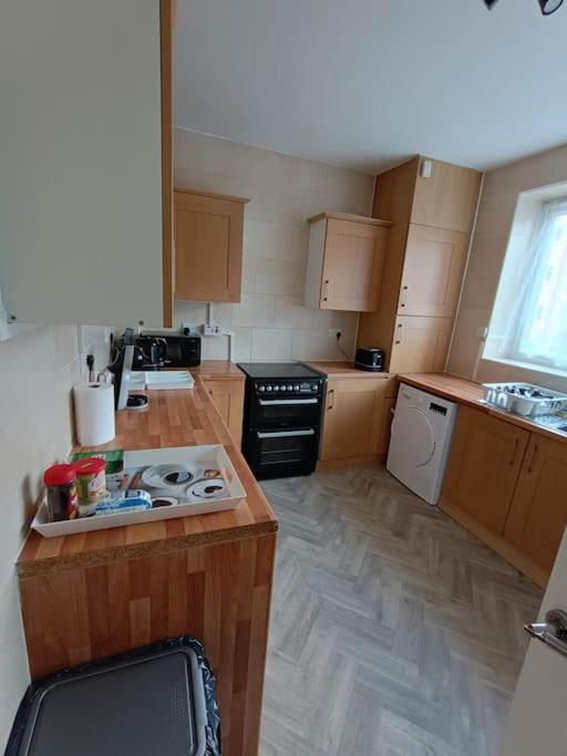 Spacious 3 Bed Flat Opp Springfield Park, Hackney. Лондон