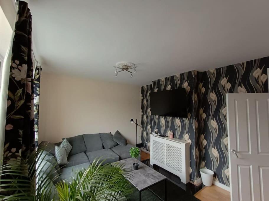 Spacious 3 Bed Flat Opp Springfield Park, Hackney. * Лондон