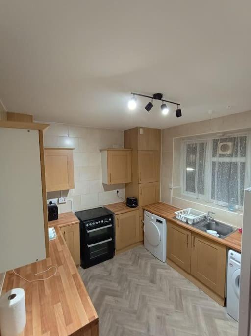 Апартаменты Spacious 3 Bed Flat Opp Springfield Park, Hackney. *