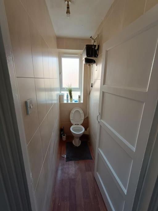 Spacious 3 Bed Flat Opp Springfield Park, Hackney. Апартаменты Лондон