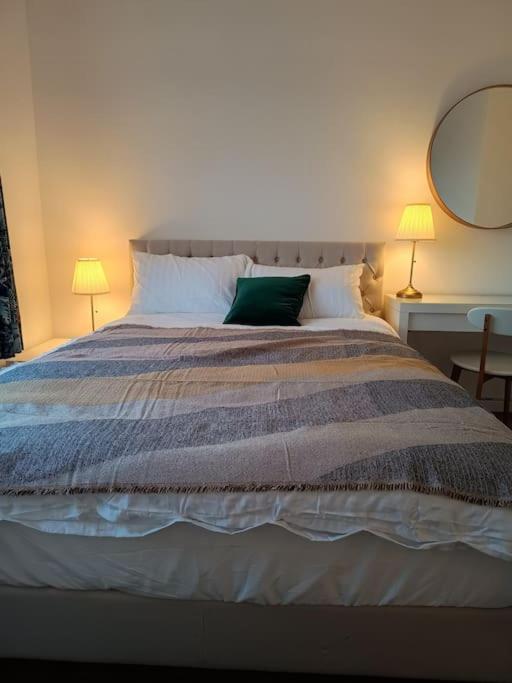 Spacious 3 Bed Flat Opp Springfield Park, Hackney. Лондон