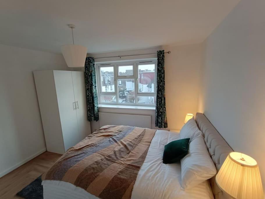 Spacious 3 Bed Flat Opp Springfield Park, Hackney. Апартаменты Лондон