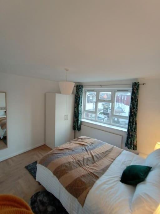 Апартаменты Spacious 3 Bed Flat Opp Springfield Park, Hackney. Лондон