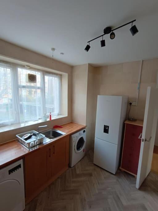 Spacious 3 Bed Flat Opp Springfield Park, Hackney. Апартаменты Лондон