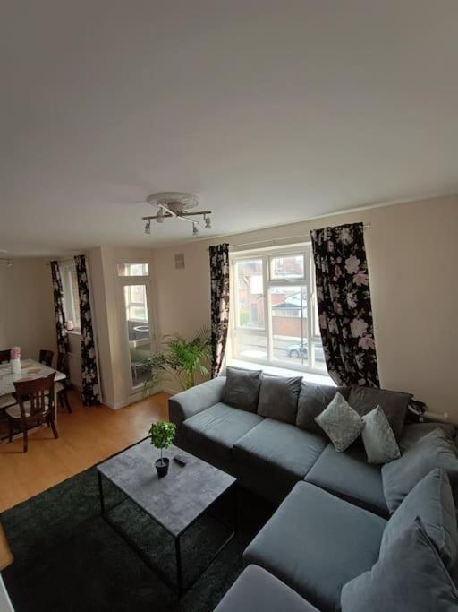 Spacious 3 Bed Flat Opp Springfield Park, Hackney. Лондон