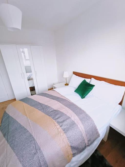 Spacious 3 Bed Flat Opp Springfield Park, Hackney. Апартаменты