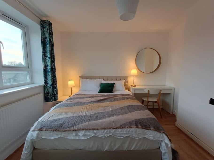 Spacious 3 Bed Flat Opp Springfield Park, Hackney. * Лондон