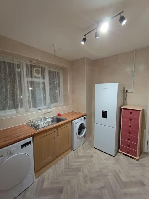 Spacious 3 Bed Flat Opp Springfield Park, Hackney. Апартаменты *